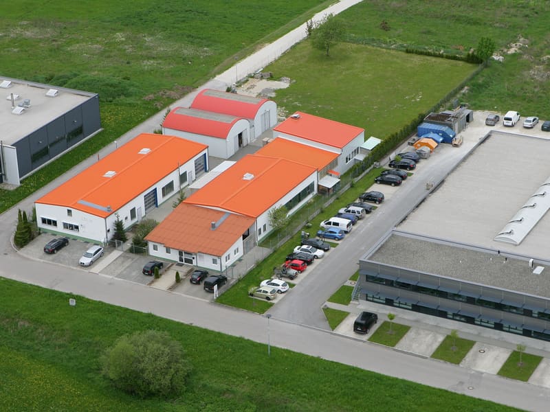 Werksgelände der G.W.S. Kunststoff- und Metallverarbeitung GmbH in Immendingen — Luftaufnahme der Produktions- und Lagerhallen mit den charakteristischen orangen Dächern.
